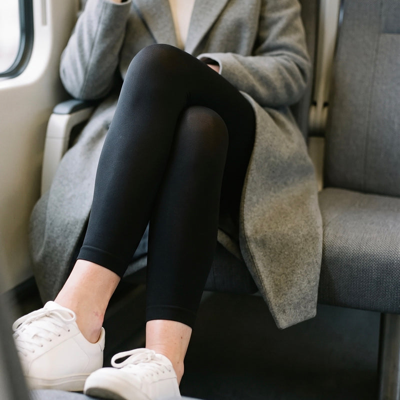 Collants de contention opaques sans pieds classe 2 portés en voyage